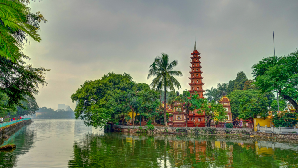Vietnam. Templos en mitad de la naturaleza.